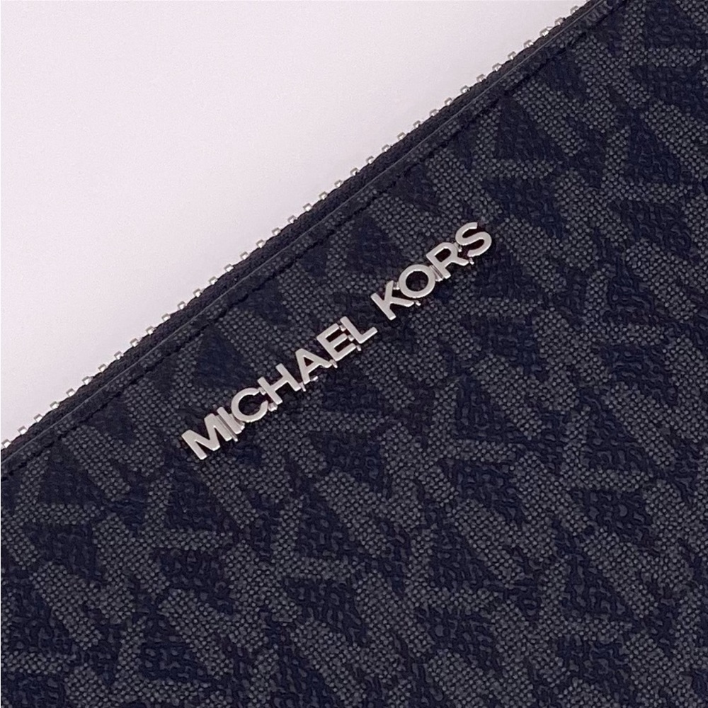 Michael Kors Jet Set Travel Large
Flat Zip MF Phone Case Wristlet
Wallet - Picture 10 of 11